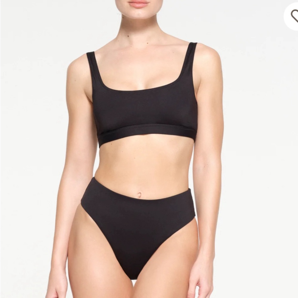 NWT SKIMS Recycled bikini top in Onyx